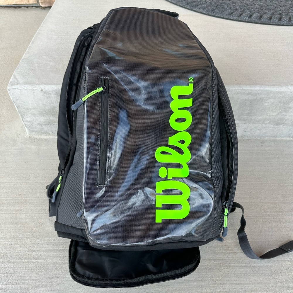 Excellent condition will hold 2 racquets in.): 13 (L) x 10 (H) x 19 (W)